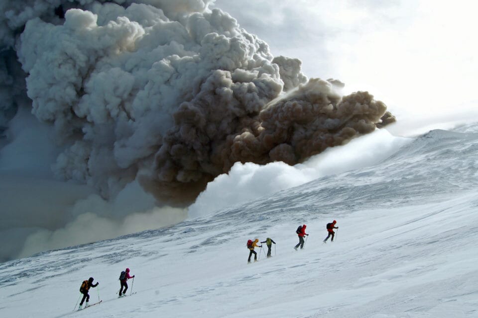 eruzione con escursione sci alpinismo